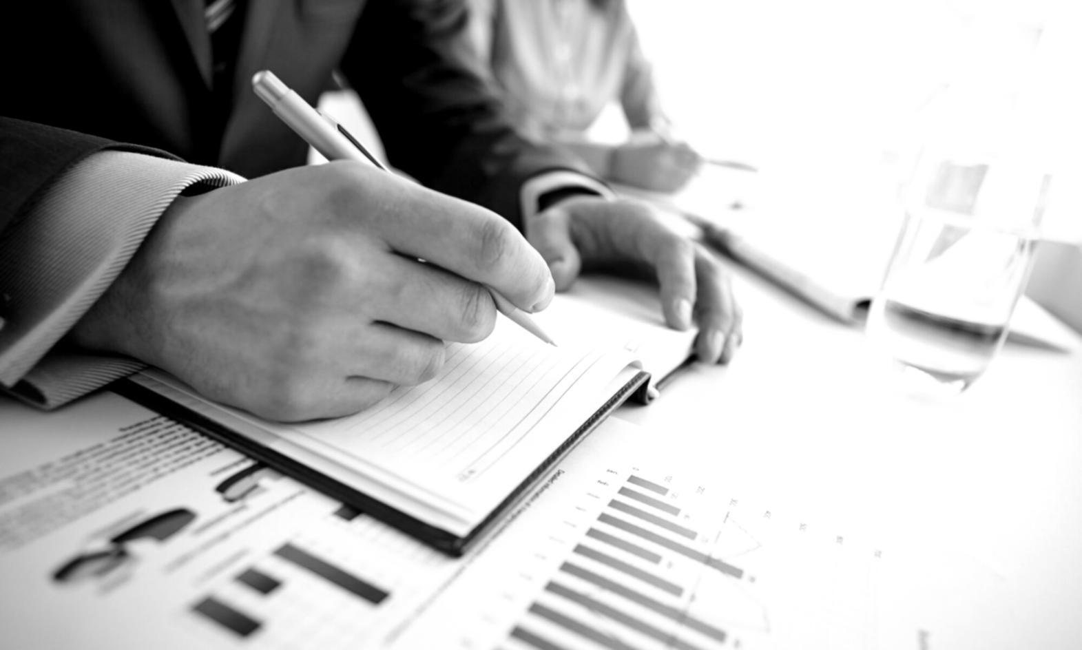 Moderne Büroumgebung mit Finanzexperten bei der strategischen Budgetplanung